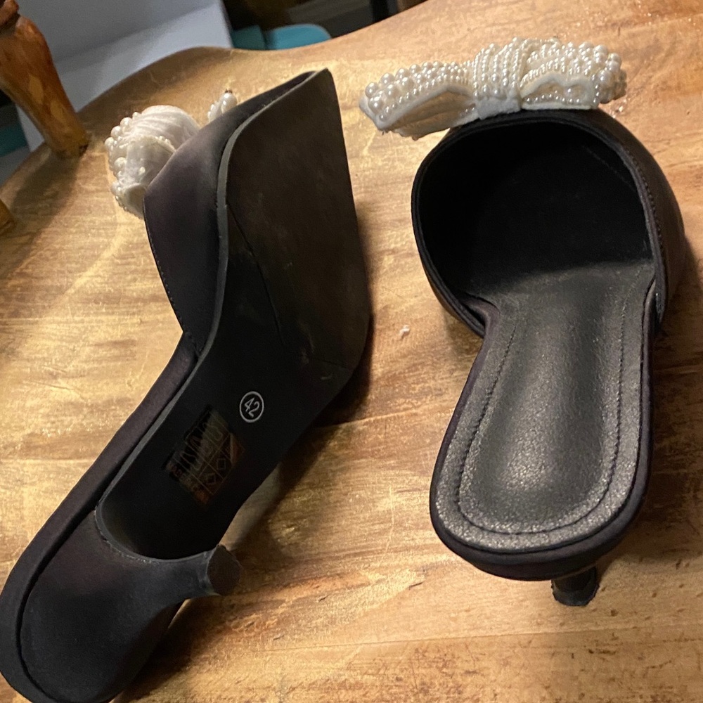 Elegant Black Slip-ons with Pearl Bow - Picture 6 of 6
